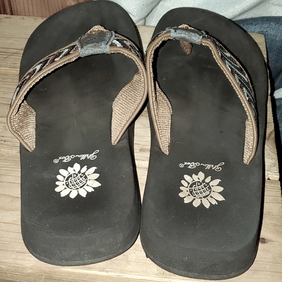 YELLOW BOX Brown Pepper Sequin Flip Flops, Women's Size 7. GC - Picture 2 of 6